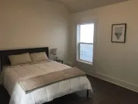 Historic downtown upper loft. 6 blocks to the beach 🌊