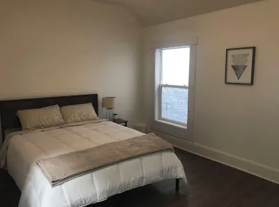 Historic downtown upper loft. 6 blocks to the beach 🌊 Hotels near The Washington House Museum & Visitor Center