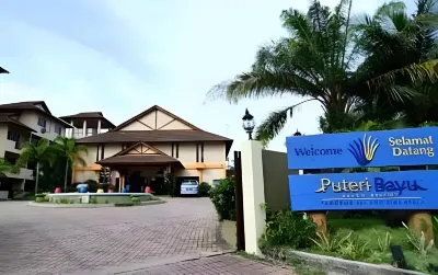 Puteri Bayu Beach Resort Hotels near Teluk Nipah Beach