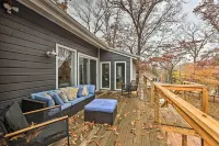 Lakefront Rogers Getaway w/ Hot Tub & Deck! - Pysäköinti