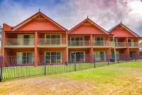Murray Waters Motor Inn & Apartments - parking