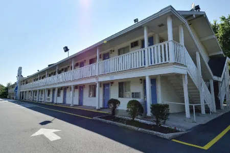 Motel 6 Nashua, NH - North Отели рядом с достопримечательностью «Холман Стадиум»