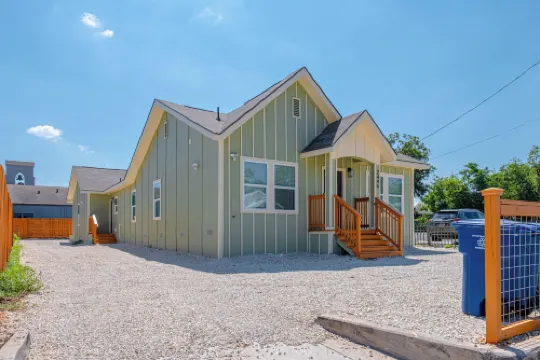 靠近阿拉莫和河濱步道的寬敞五卧三衛避風港！