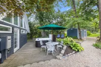 Elegant Vacation Home with Hot Tub and Fire Pit - Exquisite Retreat