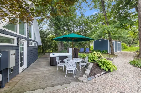 High-End Design, 1Min to Private Beach + Hot Tub