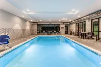 ホリデイ イン & スイーツ シーダーフォールズ - ワーテルロー イベント センター by IHG - プール
