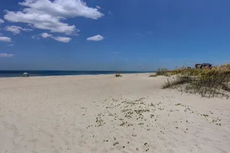 Coral Sands 102 2 Br Condo by RedAwning Отели рядом с достопримечательностью «Amelia Island Lighthouse»