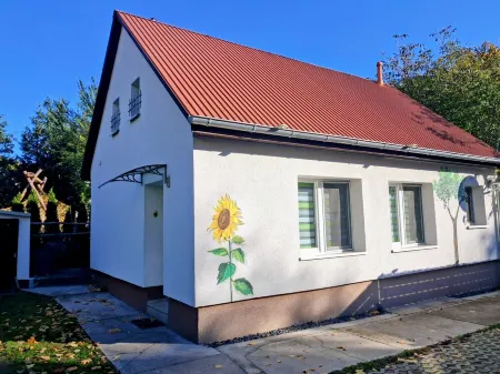 Guesthouse Rand Berlin-*Sonnenblume* for 3 adults or 2 adults + 2 children up to 12 years.
