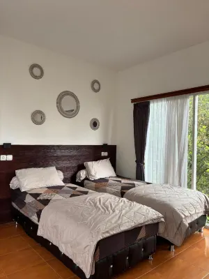 NK Villa Syariah and Cafe Prigen Hôtels à proximité de : Indonesia Safari Park II Prigen