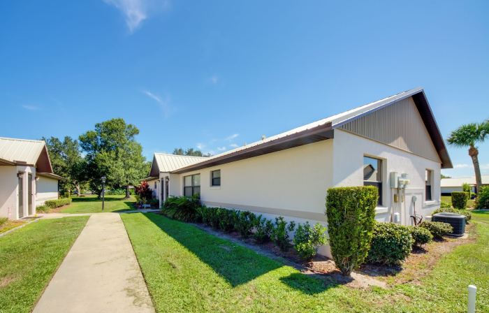Screened Porch + Pool Access: Cozy Sebring Condo
