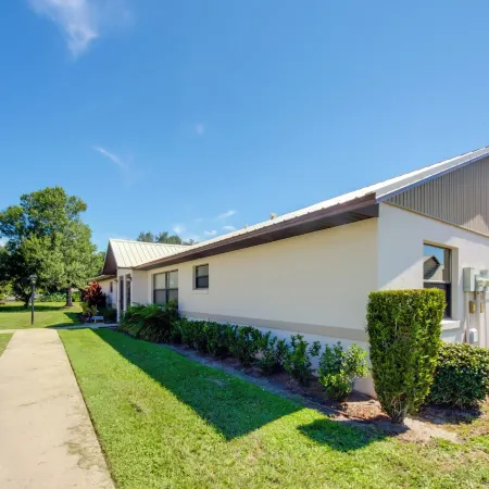 Screened Porch + Pool Access: Cozy Sebring Condo