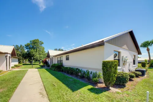 Screened Porch + Pool Access: Cozy Sebring Condo