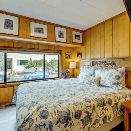 Beachfront Cottage on Seaside Promenade w/ Hot Tub