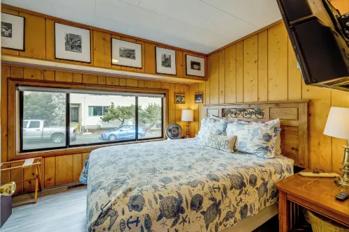 Beachfront Cottage on Seaside Promenade w/ Hot Tub - Wifi