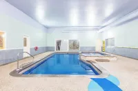 Super 8 by Wyndham Cornwall on - piscine