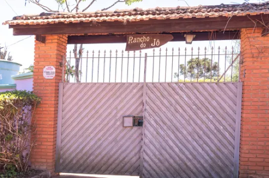 브라가나의 수영장과 벽난로가 있는 전원주택