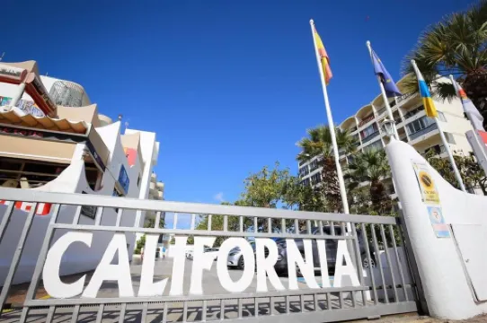 Coral California - Adults Only