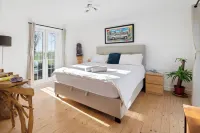 Guys Head Cottage Hotels in Spalding