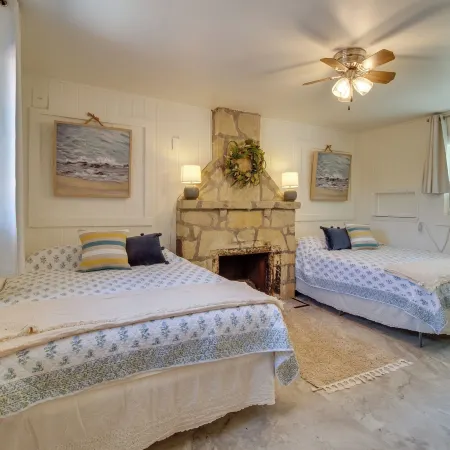 Cozy Mountain Home Cottage Walk to Marina!