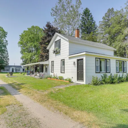 South Haven Farmhouse w/ Fire Pit, 4 Mi to Beach!