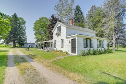 South Haven Farmhouse w/ Fire Pit, 4 Mi to Beach!