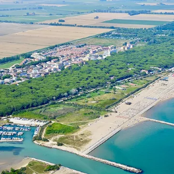Spacious first-floor flat near the beach