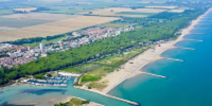 Spacious first-floor flat near the beach