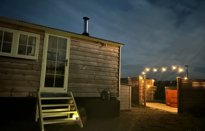 Cosy Owls Roost Hut with Private Hot Tub