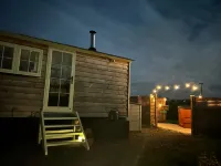 Cosy Owls Roost Hut with Private Hot Tub Hotels in Umberleigh
