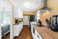 Beach Cottage with Private Home Gym 2 Blocks from the Beach