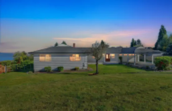 放鬆的海岸逃逸，帶海景的五卧室住宅