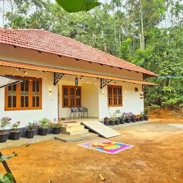 Mamoksha Riverdale Hotels near Meenmutty Falls
