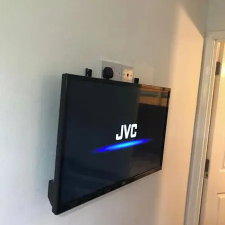 Small Modern Comfortable 2 Bedroom Apartment Cmyr
