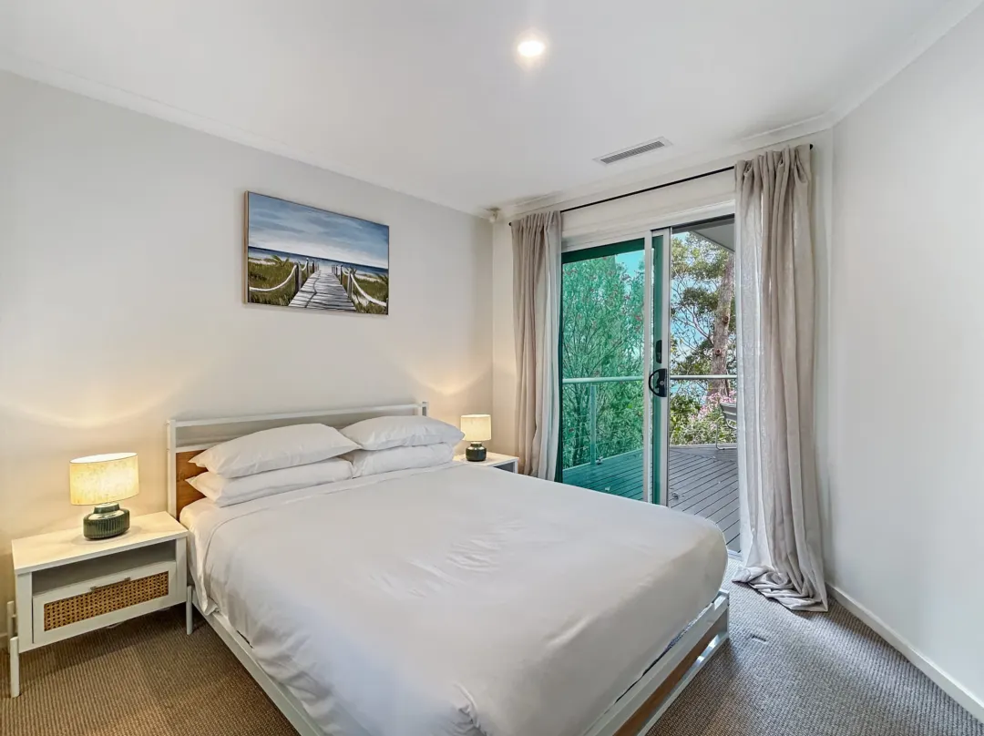 Spacious 4-bed Home With Coastal Charm - Long Beach