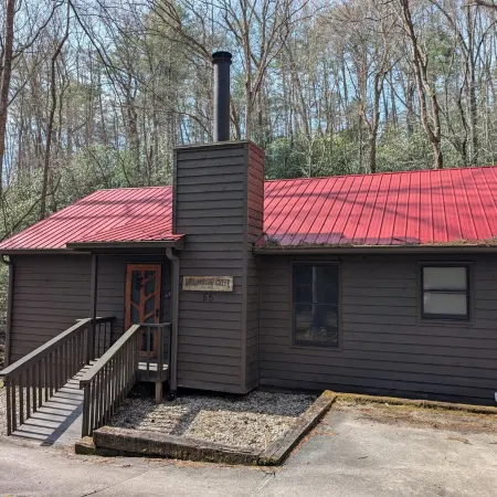 Whispering Creek Cabin – Peaceful, Hot Tub, Firepit & Mountain Escape