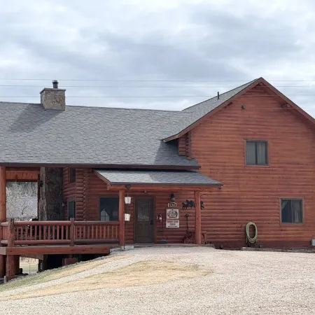 Escape into the countryside. Spacious log home.