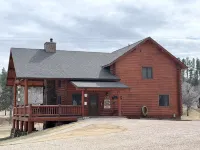 Escape into the countryside. Spacious log home.