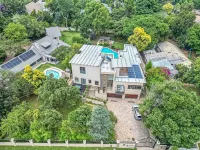 Executive 4-Bedroom Home - Private Pools