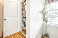 Boho Retreat, Steps from Downtown, Porch + Parking -  Privatzimmer