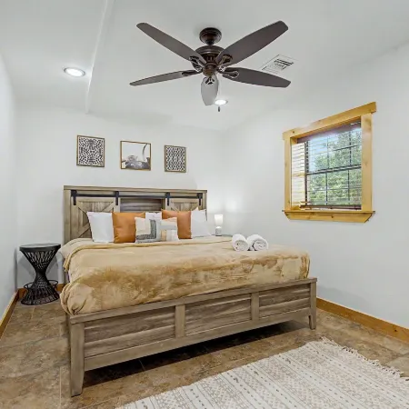 Oakridge Ranch: Pool + Hot-tub, Pickleball Court, Whiskey & Wine Room!