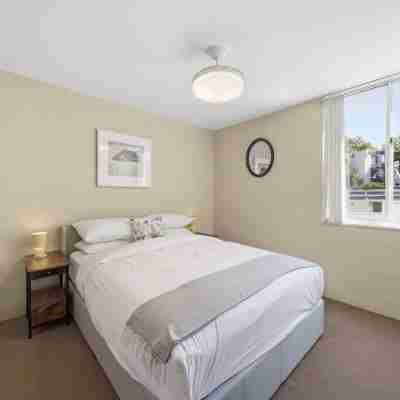 Airy & Arty 2-bed Old Kingston Foreshore Rooms