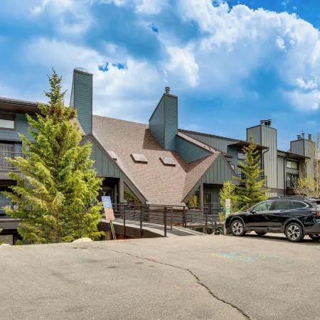 Cozy Condo w/ Balcony & Mtn View in Silverthorne!