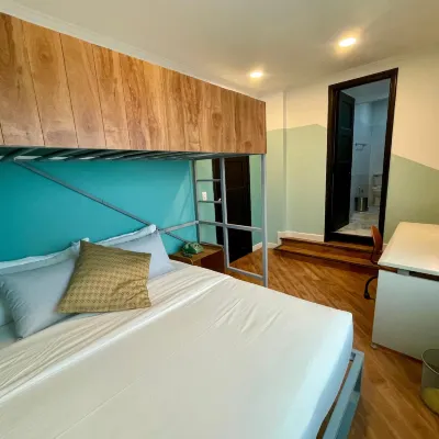 Marietta House of Social Travellers Hotels near Royal Center