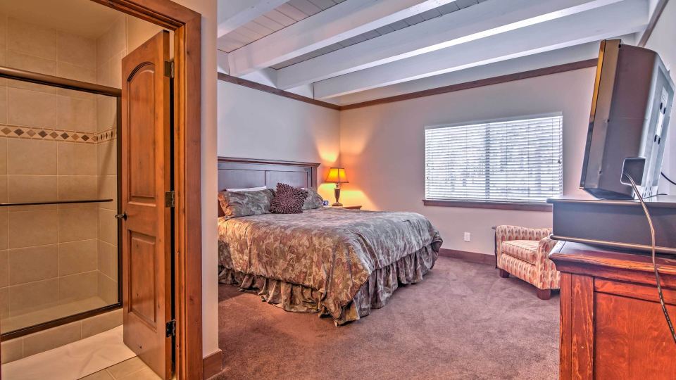 Private Deck and Community Pool Incline Village Gem
