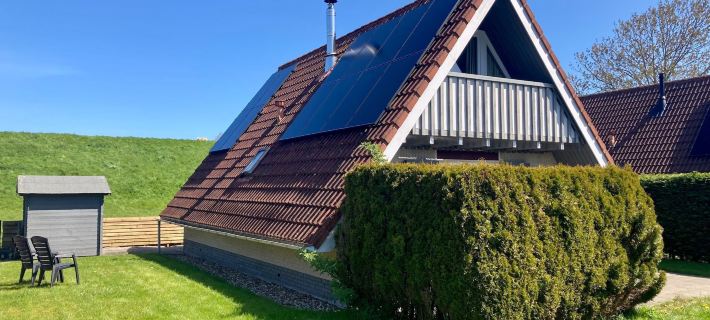 Am Deich 6 Pers House with a Private Terrace Behind a Dike by the Lauwersmeer Hotels in Anjum