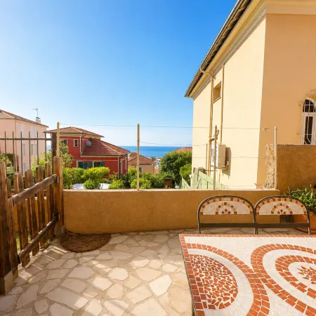 Small House Downtown Near Monaco