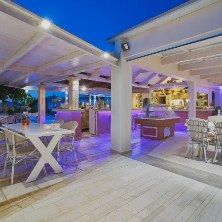 Golden Bay Apartments-Garden Haven
