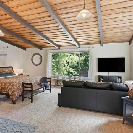 Cozy Up at a Nature Inspired Boutique Studio in the Trees - River Nearby