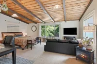 Cozy Up at a Nature Inspired Boutique Studio in the Trees - River Nearby - balcony