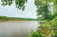 河畔靜居，距離萊昂納德伍德堡7英里 - 民宿